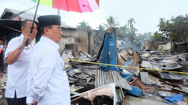 Bupati Inhil Tinjau Lokasi dan Berikan Bantuan Pada Korban Kebakaran di Tembilahan