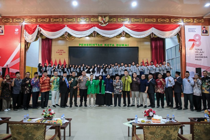 Wali Kota Dumai Serahkan Beasiswa Cendekia BAZNAS Untuk Mahasiswa/i Kurang Mampu Yang Berprestasi