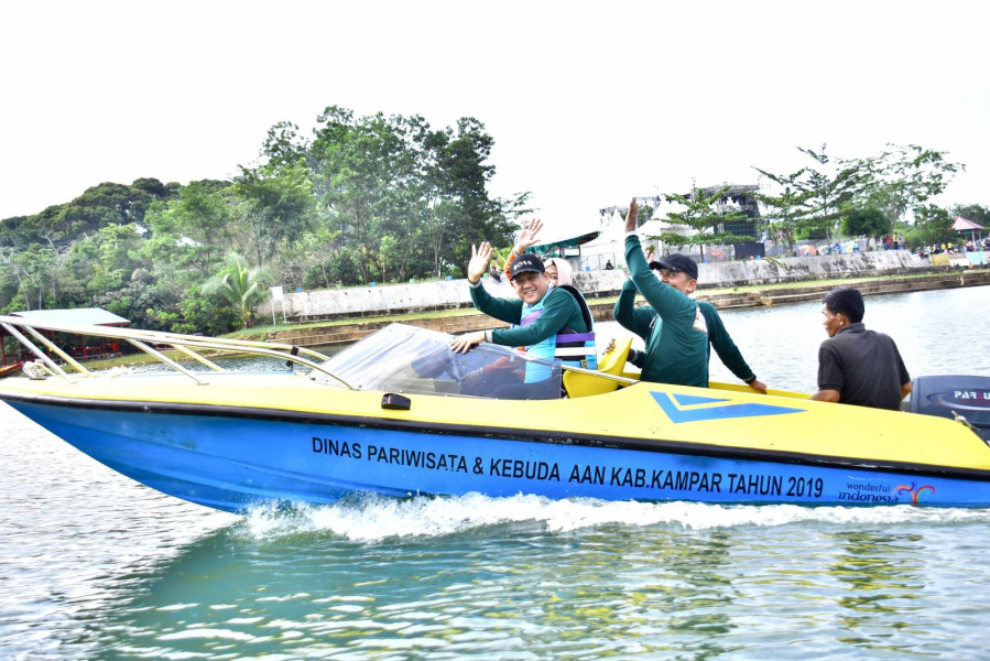 Pj. Bupati Kampar, Buka Acara Festival Danau Rusa Di XIII Koto Kampar