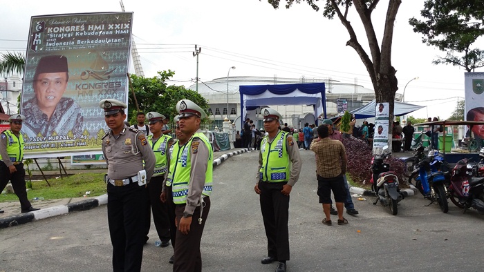 Polisi Evakuasi Massa Makassar ke Hall Takraw Purna MTQ