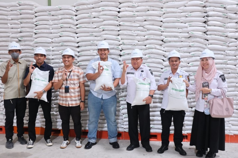 Kadis Ketahanan Pangan Cek Kualitas Beras Bantuan Pangan di Gudang Bulog