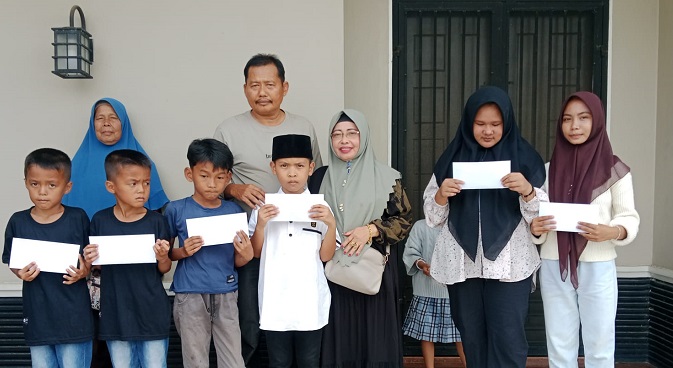 Kades Gunung Kesiangan Beri Bantuan pada 75 Anak Yatim Piatu di Sekenegerian Siberakun