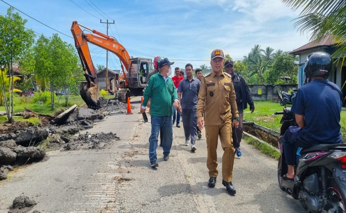 Plt. Bupati Asmar Tinjau Sejumlah Jalan dan Jembatan Rusak di Meranti, Ini Kata Dia...