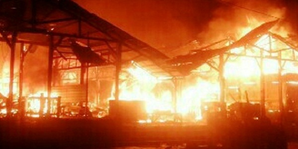 SEDANG BONGKAR DAGANGAN, Pasar Dupa Pekanbaru Terbakar, Pedagang Berhamburan Minta Tolong