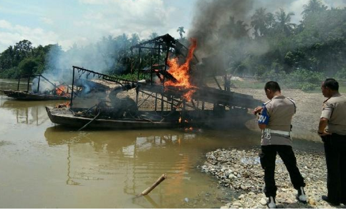 TEGAS...Rusak Lingkungan, Polisi Kembali Hancurkan Dompeng Pelaku PETI di Kuansing