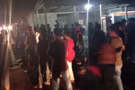 Masyarakat Kenegerian Kopah Blokade Jalan Akses  Armada PT. Duta Palma Nusantara di Munsalo