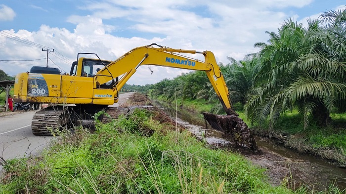 Antisipasi Musim Hujan, Pemkab Siak Gencarkan Normalisasi Saluran Air