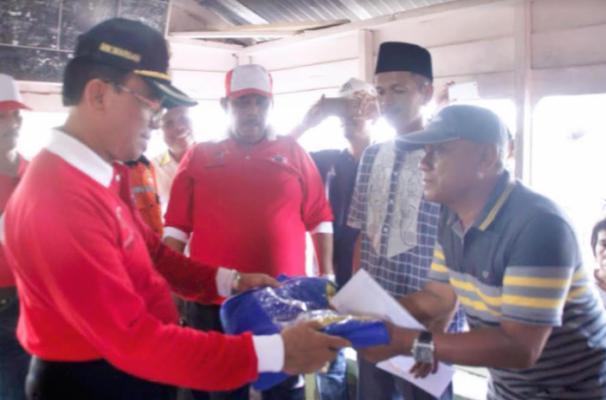 Bupati Serahkan Bantuan untuk Korban Tanah Longsor di Kuala Enok
