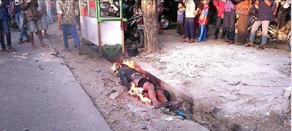 Begini Teriakan Alzahra Sebelum Dipukuli dan Dibakar Massa Karena Diduga  Pencuri Ampli Musala