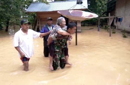 LUAR BIASA... Anggota TNI Ini Gendong Lansia yang Terjebak Banjir di Sijunjung