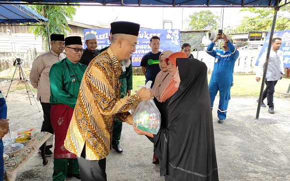 Wali Kota Dumai Serahkan Bantuan Sembako  Gerakan Cinta Yatim Dhuafa