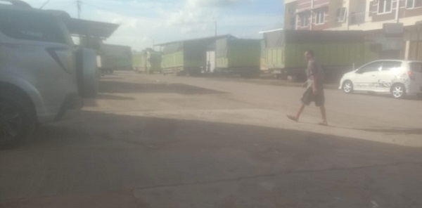 Banyak Dump Truk Mangkal di Jalan Kaharuddin Nasution, Bikin Jalan Rusak