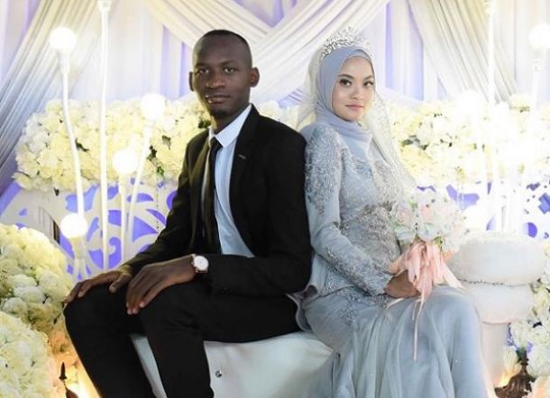 Ulala! Ini Kisah Gadis Cantik Asal Malaysia yang Jatuh Cinta kepada Pria Afrika yang Menghiburnya Saat Menangis