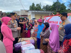 Kapolda Riau Irjen Iqbal Serahkan 9 Truk Sembako untuk Korban Gempa Cianjur