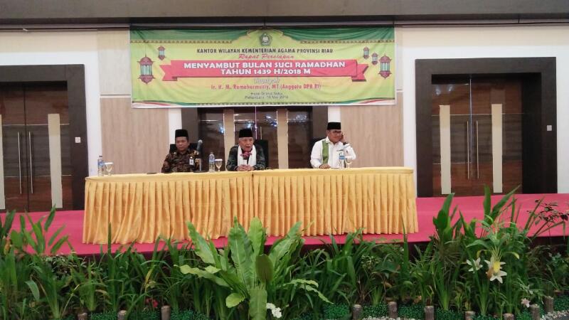 Bersama KH Syukron Ma'amun, Rusli Effendi Hadiri dan Beri Tausiah di Acara Silaturrahmi Kemenag Riau