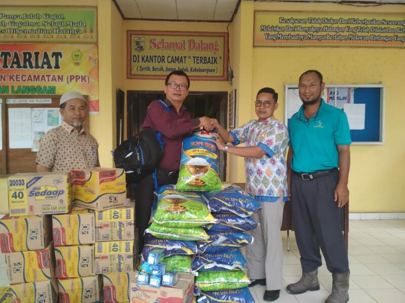 Peduli Bencana Banjir, PT Mitrasari Prima Beri Bantuan Sembako ke Warga Kelurahan Langgam 