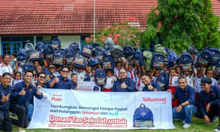 Ribuan Anak Terima Donasi Tas Sekolah dari Telkomsel