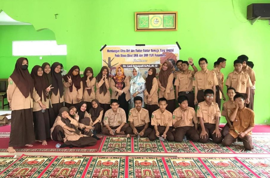 Bagaimana Menjadi Remaja Unggul? Leni Armayati Berikan Penyuluhan di SMP dan SMA YLPI Pekanbaru