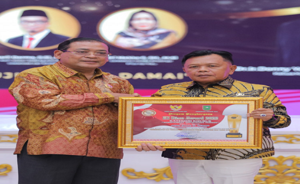 Plt Bupati Asmar Terima Penghargaan  KI Riau Award 2023