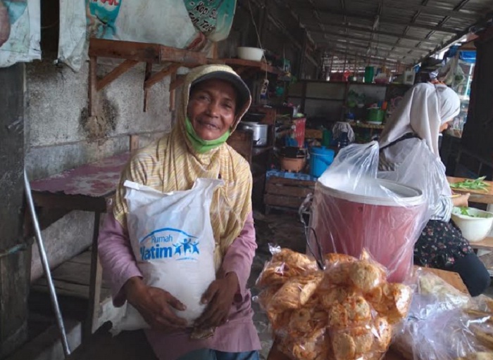 Bantuan Bahan Pokok dari Rumah Yatim untuk Mursyani, Lansia Penjual Keripik Jengkol