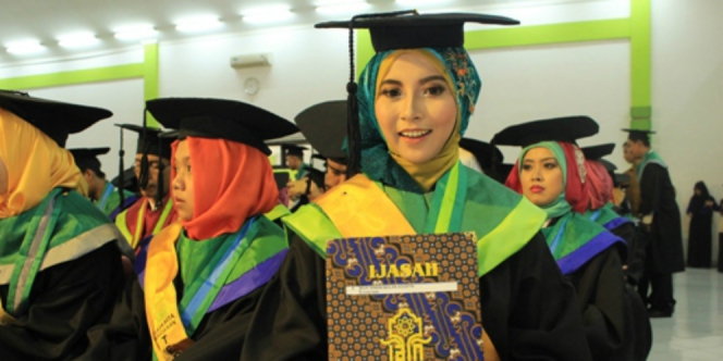 Hebat... Gadis Cantik Penjual Arem-arem Itu Jadi Wisudawan Terbaik