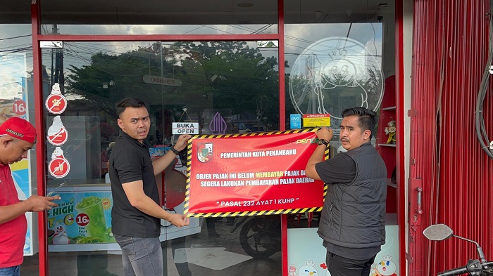 Bapenda Pasang Stiker Sejumlah Restoran Penunggak Pajak