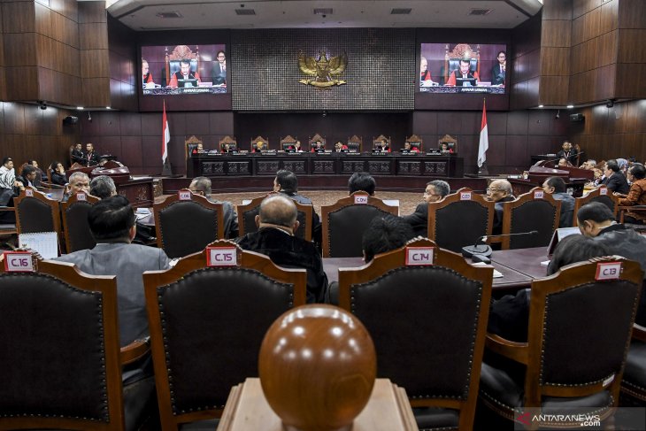 Terlalu Jauh dari Peristiwa, Hakim MK Tegur Tim Jokowi Agar Tidak Kasih Pertanyaan Jebakan
