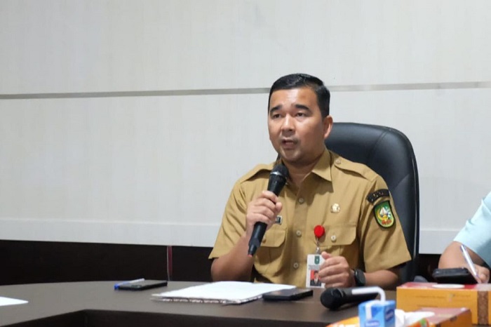 Pj Gubri Teken SK Penetapan UMK dan UMSK, Disnakertrans Riau Buka Posko Pengaduan