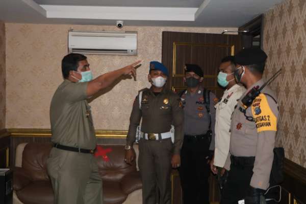 Gegara Ini, Satpol PP Segel Imperial KTV Grand Central Hotel Pekanbaru