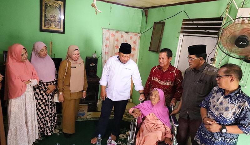 Wirid Akbar di Tualang, Wabup Husni Serahkan Kursi Roda Bantuan Baznas