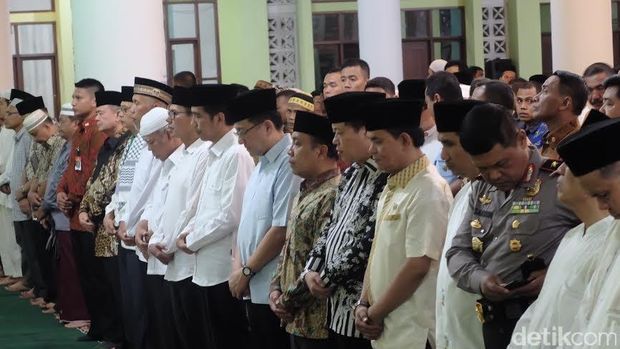Malam Tadi, Jokowi Shalat Tarawih Bersama Warga Padang