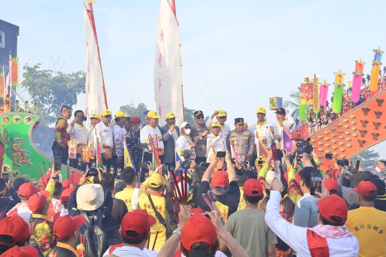 Bupati Rohil Berbaur dengan Masyarakat Tionghoa Dalam Even Bakar Tongkang