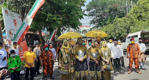 Diarak Bak Pengantin, Pasangan Andi Putra-Suhardiman Mendaftar Pertama di KPU Kuansing