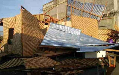Dihantam Puting Beliung Hampir Dua Jam, Puluhan Rumah di Ujung Batu Rusak Parah