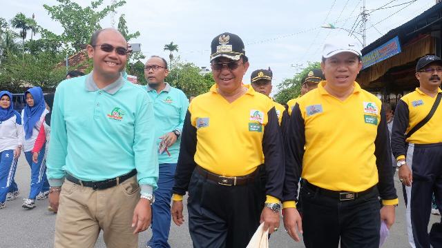 Hari Kesehatan Nasional  Ke-53, Bupati Inhil Ikuti Jalan Sehat