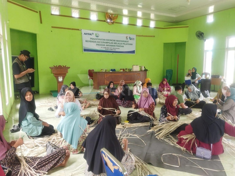 APRIL Group dan Rumah BUMN Pertsnina  Tingkatkan Keterampilan UMK melalui Produk Anyaman