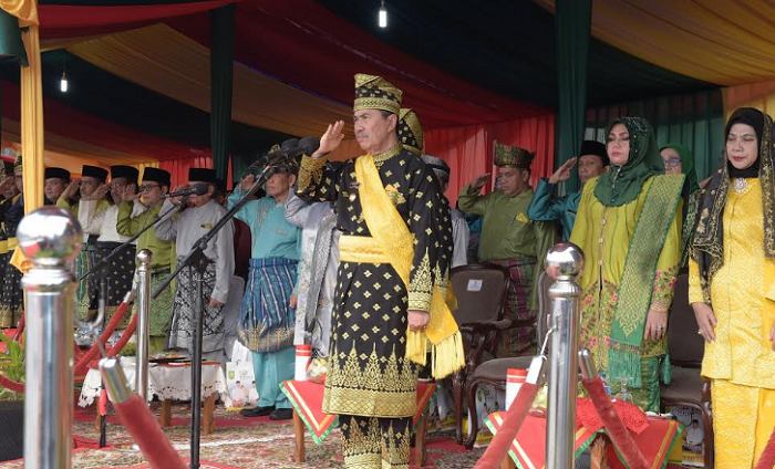 Pakai Pakaian Adat, Gubernur  Riau Pimpin Upacara HUT Provinsi Riau ke-62