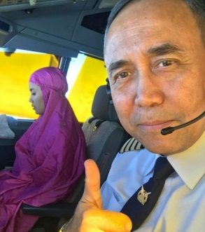 Shalat di Kokpit, Kopilot Wanita Garuda Indonesia Ini Panen Pujian