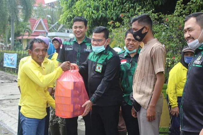 Jumat Berbagi, GPK Riau Bagikan Puluhan Nasi Kotak untuk Petugas Kebersihan