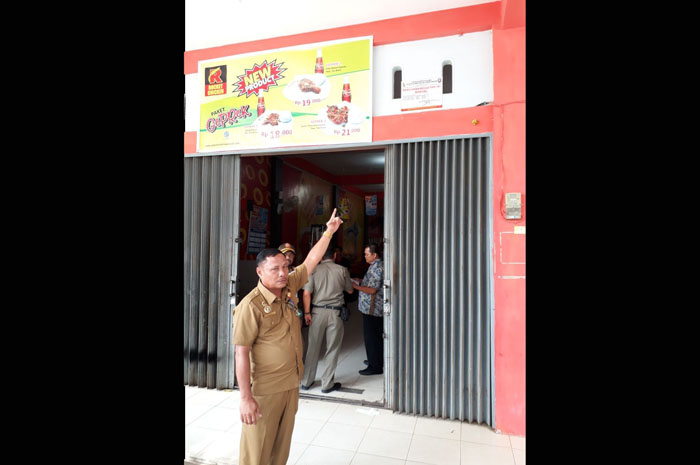 TEGAS...Tak Bayar Pajak dan Tak Berizin, Dua Gerai Rocket Chicken di Pelalawan Ditutup Paksa