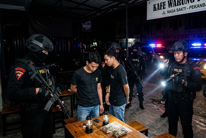 Listrik Blackout: Dua Pria Ini Malah  Asyik Pakai Narkoba di Kafe