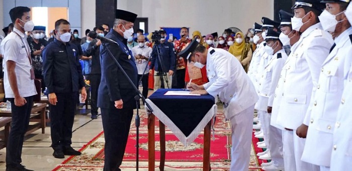 Lantik 37 Kepala Dusun, Ini Pesan Penting Bupati Alfedri