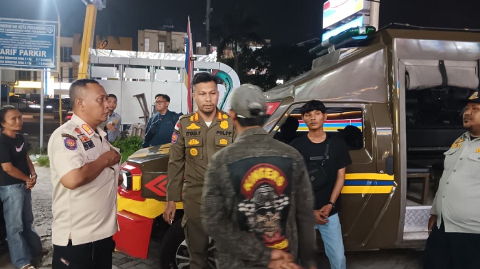 KENA BATUNYA! Jukir di Depan Bareh Solok Sudirman Diamankan  Satpol PP dan Dishub Karena Pungut Rp15.000