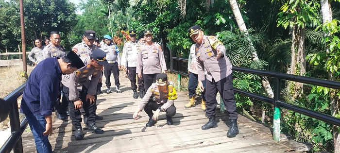 Kapolres Kuansing Turun   Renovasi Jembatan Merah Putih Presisi,