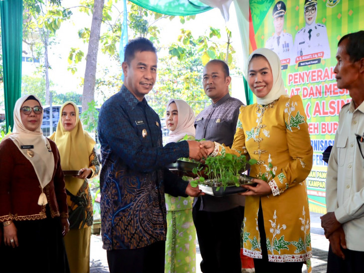 Bupati Kampar Serahkan Bantuan Alsintan dan Pimpin Gerakan Tanam Cabai, Wujud Modernisasi Pertanian serta Pengendalian Inflasi Daerah