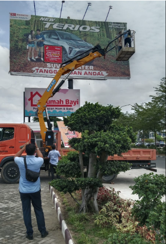 Reklame yang Habis Masa Tayang dan Tiang Reklame yang Habis Izinnya Ditertibkan