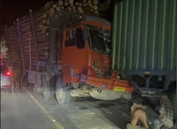 Tabrakan Beruntun Remukkan 4 Truk dan Mobil di Sikijang