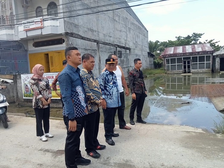 Bupati Rohil H. Bistamam Tinjau Pekerjaan Swakelola Perbaikan Jalan Utama Bagansiapiapi