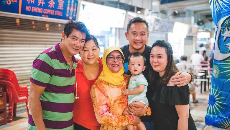 LUAR BIASA, Penjual Nasi Padang itu Kini Jadi Presiden Wanita Pertama di Singapura