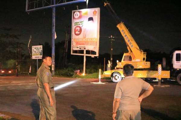 Pemko Pekanbaru Kembali Rubuhkan Tiang Reklame Tak Berizin